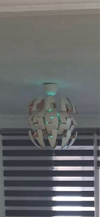Lámpara de techo moderna dorada y blanca