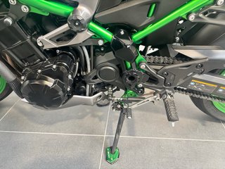Kawasaki Z900 SE 25 con kit performance