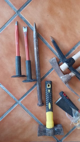 Lote herramientas albañilería: mazos, paletas, pic