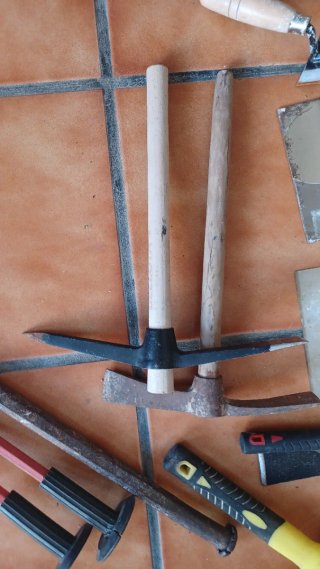 Lote herramientas albañilería: mazos, paletas, pic