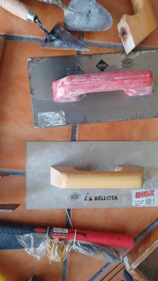 Lote herramientas albañilería: mazos, paletas, pic