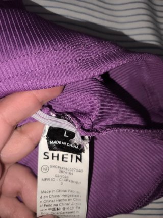 Camiseta morada de tirantes