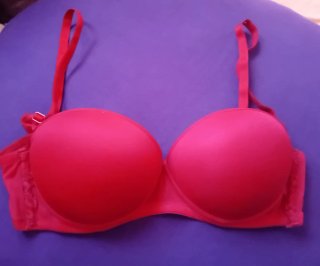 Sujetador rojo con tirantes