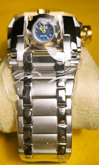 Reloj Invicta Bolt Zeus, plateado con dorados