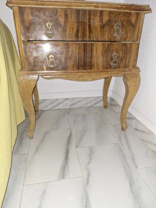 Mesita de noche isabelina madera