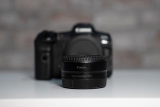 Canon EOS R5 + Adaptador RF + 6 baterías
