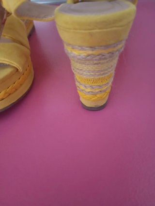 Cuñas amarillas con lazo