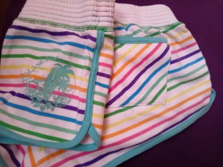Shorts de rayas arcoíris