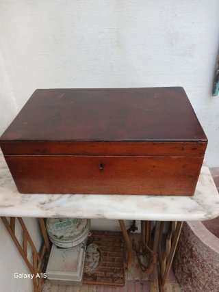 Caja antigua de madera con cerradura