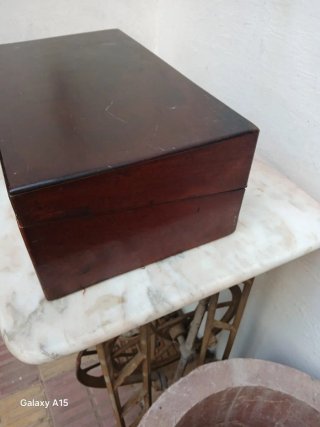 Caja antigua de madera con cerradura