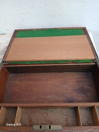 Caja antigua de madera con cerradura
