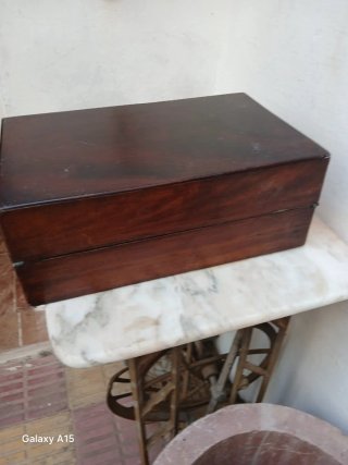 Caja antigua de madera con cerradura