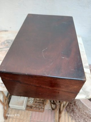 Caja antigua de madera con cerradura