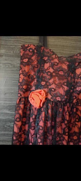 Abito sartoriale in pizzo rosso e nero