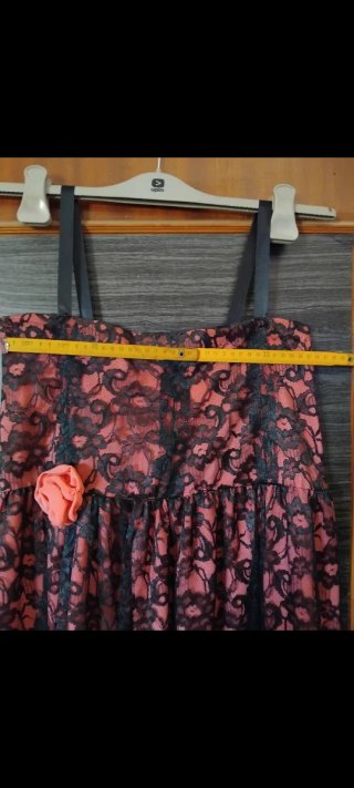 Abito sartoriale in pizzo rosso e nero
