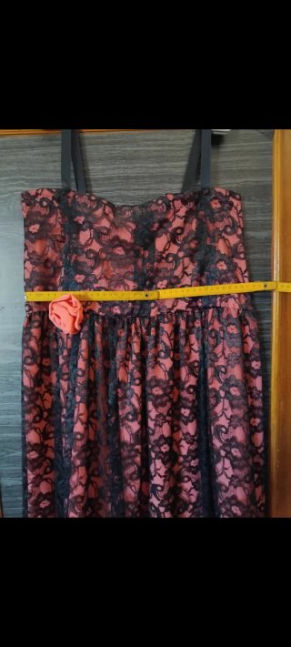 Abito sartoriale in pizzo rosso e nero