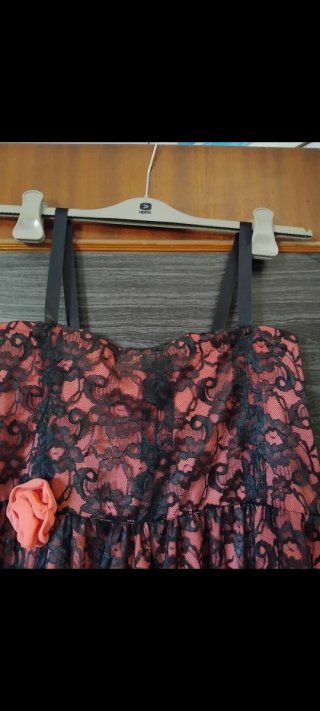 Abito sartoriale in pizzo rosso e nero