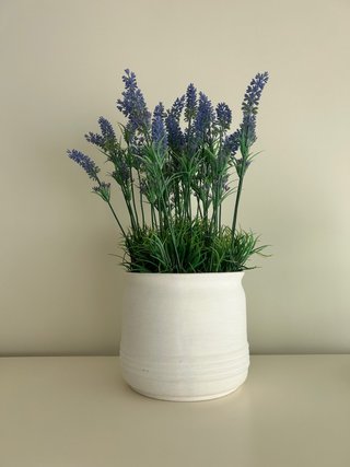 Maceta Cerámica Blanca con Lavanda Artificial