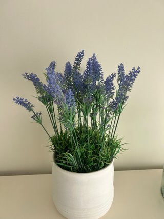 Maceta Cerámica Blanca con Lavanda Artificial