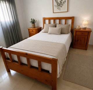 Cama de madera con 2 mesitas de noche