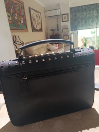 Bolso de piel negro con tachuelas