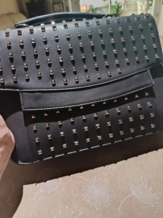 Bolso de piel negro con tachuelas