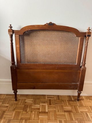 Elegante cabecero de ratán y madera