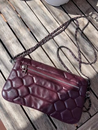 Bolso burdeos viral acolchado