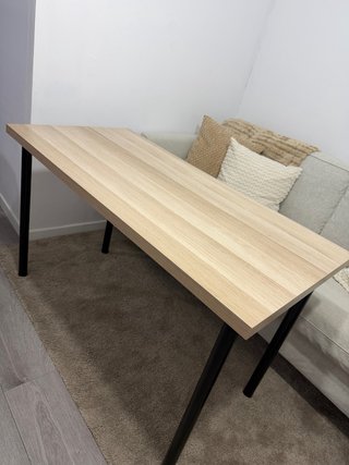Mesa de madera y metal