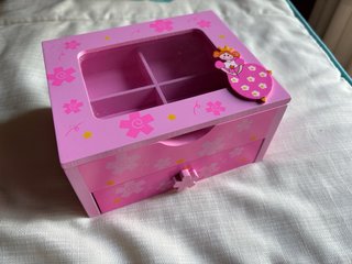 Joyero infantil con cajones y ventana