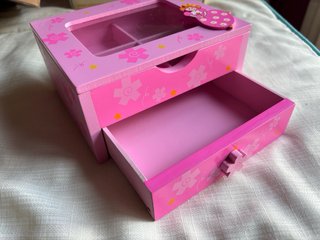 Joyero infantil con cajones y ventana