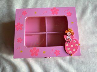 Joyero infantil con cajones y ventana