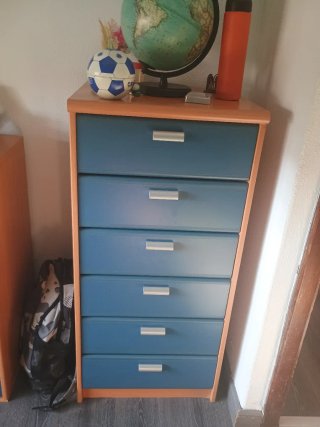 Cómodas azules y marrones
