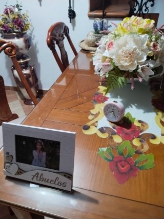 Mesa de comedor de madera y cristal