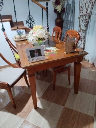 Mesa de comedor de madera y cristal