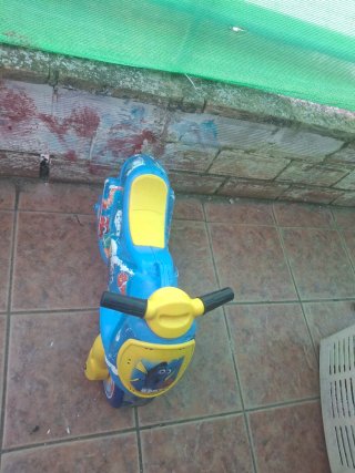 Moto infantil azul y amarilla