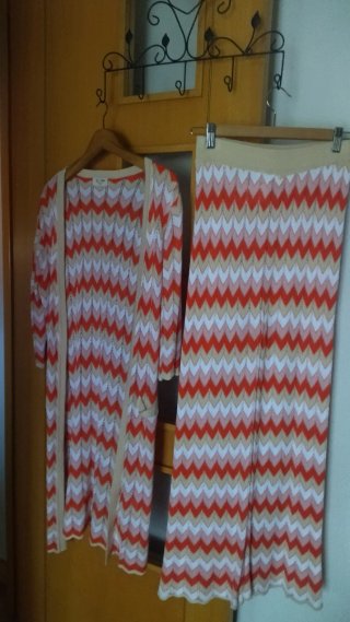 Conjunto pantalón y chaqueta larga punto fino.