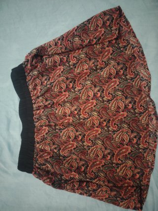 Falda estampada con forro interior.
