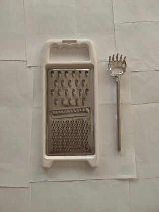 Rallador cocina y tenedor metal.