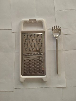 Rallador cocina y tenedor metal.