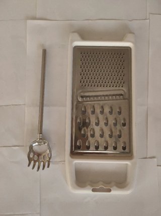 Rallador cocina y tenedor metal.