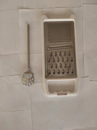 Rallador cocina y tenedor metal.