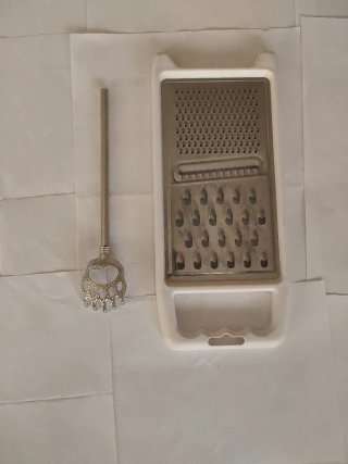 Rallador cocina y tenedor metal.