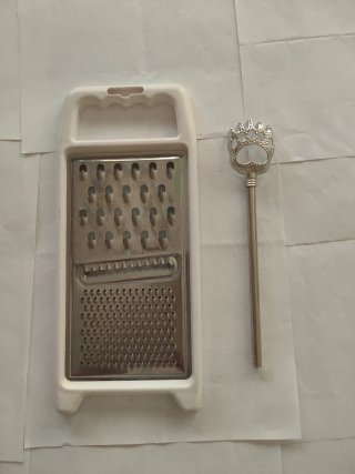 Rallador cocina y tenedor metal.