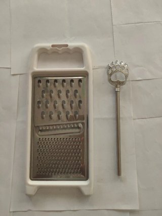 Rallador cocina y tenedor metal.