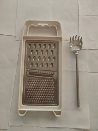 Rallador cocina y tenedor metal.