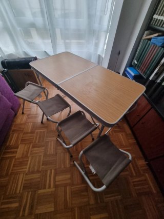 Mesa de camping Quechua con 4 sillas