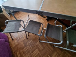 Mesa de camping Quechua con 4 sillas
