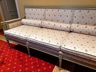 Sofá antiguo recibidor floral madera