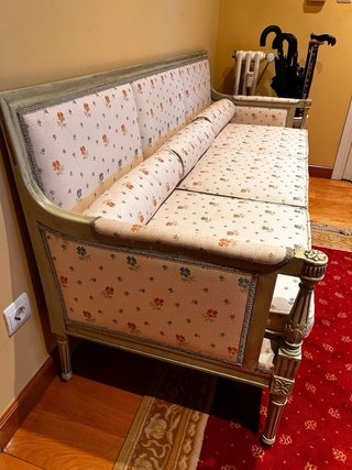 Sofá antiguo recibidor floral madera